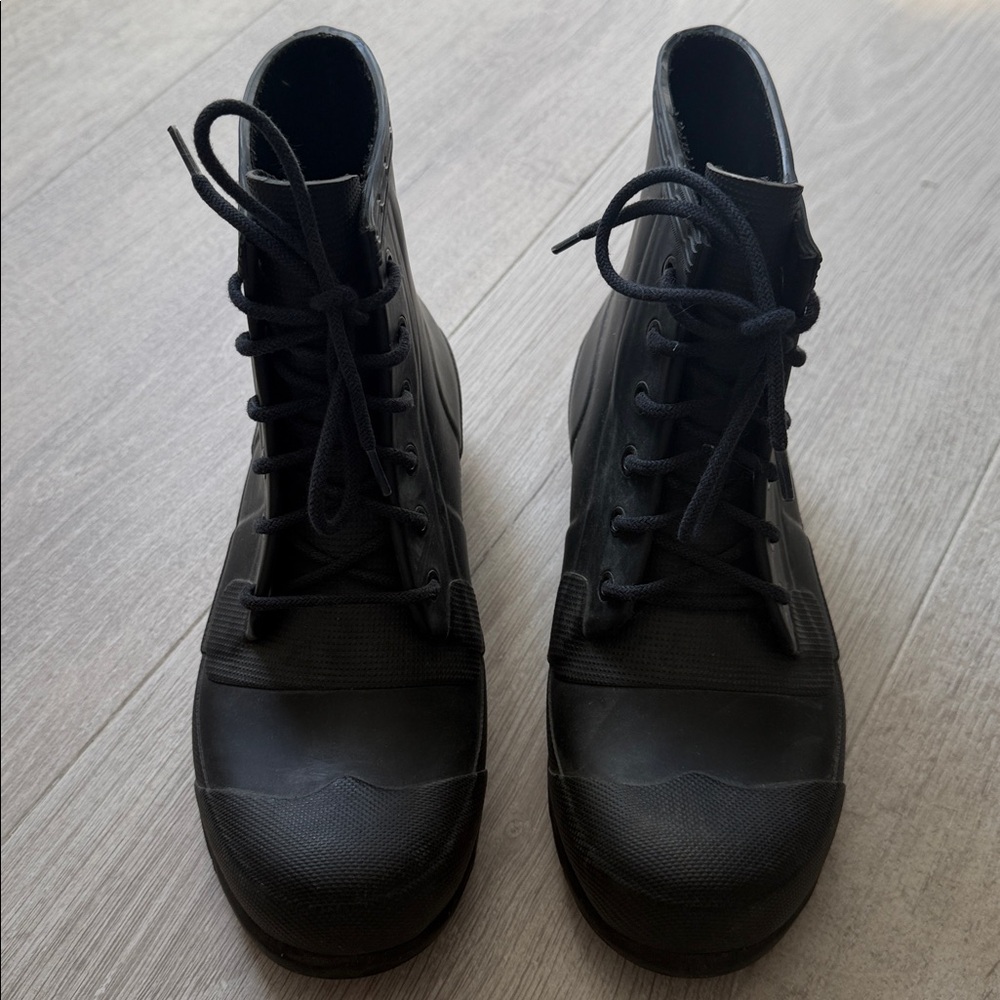 Women’s size 9 Navy Blue Lace-Up Waterproof Rain Boots with Hunter logo